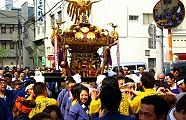 氏子町会を巡行の宮元。'10.05.09.