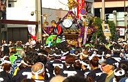 興奮で殺気立つ担ぎ手。'10.05.09.