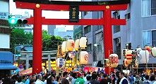 宮入道中で29ケ町の高張り提灯が出迎え。'10.05.09.