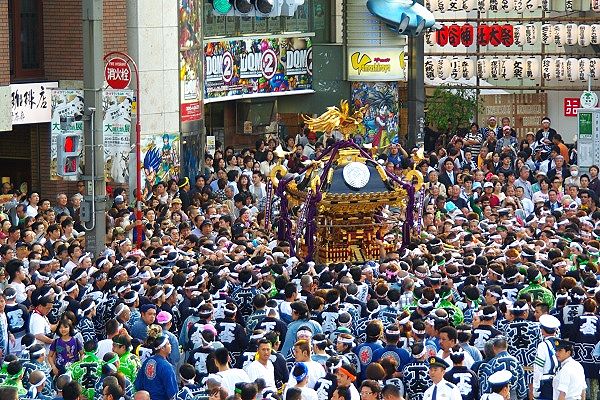 上野広小路口から躍り出て激しい神輿揉み。'10.05.09.