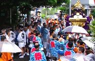石段下からの宮出し。'10.05.23.
