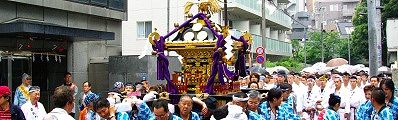 宮出し担ぎ手は富久町中町会。'10.05.23.