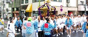 担ぎ手は白半纏の富久中町。'10.05.23.