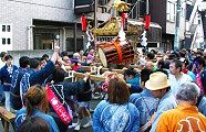 担ぎ手に差し上げ指示。'10.05.16.