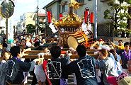 担ぎ手は横棒で城南担ぎに専念。'10.05.16.