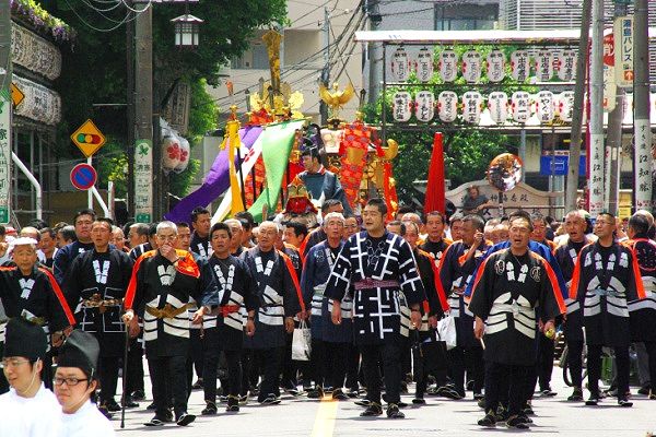 高らかに響く木遣唄で神幸祭を先導。’10.05.22.