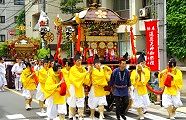 元町会を連なって巡行。'10.05.22.
