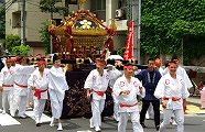 元町会を巡行の風格漂う宮神輿。'10.05.22.