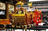 発御祭を待つ宮神輿と鳳輿。'10.05.22.