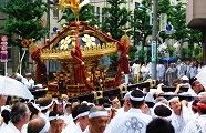 順天堂坂道を押し上げ。'10.05.23.