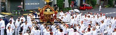 雨で広い本郷通りに人影ない。'10.05.23.