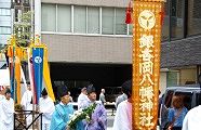 銀杏の社紋を掲げる。'10.05.30.