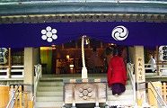本殿へ宮司が参内。'10.05.30.