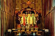 出御を待ち続ける千貫神輿。'10.05.03.