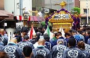 路地中のお神酒所での祈願祭。'10.05.30.