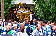 七曜会による境内に担ぎ出し。'10.05.30.