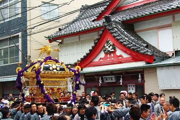榊神社の千貫神輿と梅の湯。'10.05.30.