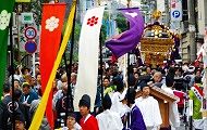 狭い路地中を千貫神輿が渡御。'10.05.30.