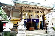 斜めに建つ社殿。'10.05.30.