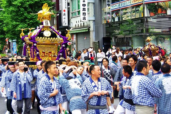江戸通りを威勢よく渡御。'10.05.30.