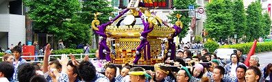 江戸通りを和気あいあい悠然と担ぐ。'10.05.30.