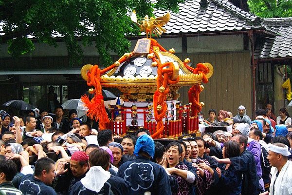 境内狭しと激しい神輿揉み。'10.05.23.