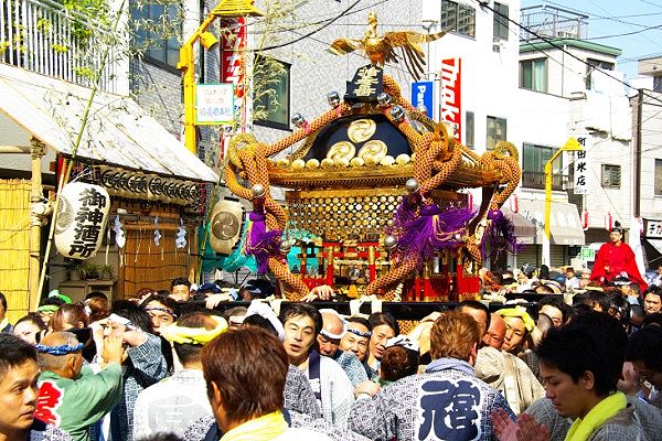 朝日の中をゆったり渡御の宮神輿と騎乗宮司。'10.06.06.