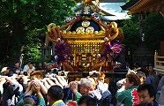 鳥居目指し宮出し。'10.06.06.