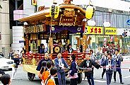 島田囃子が神輿を先導。'10.05.30.