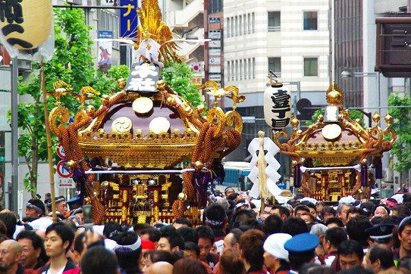 新宿二丁目を本社先頭で連なって連合渡御。'10.05.30.