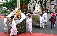 魔除け守護の八方睨を合羽が邪魔をする。'10.05.30.