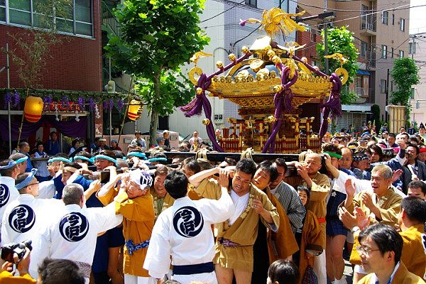 宮出し道中担ぐ果報者達だ。'10.06.06.