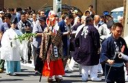 宮神輿先導する祭礼隊列。'10.06.06.
