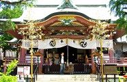 社殿前の境内も広い。'10.06.06.