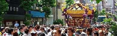 担ぎ手集まる宮出し道中。'10.06.06.