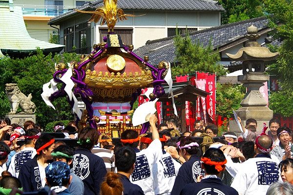土煙上げて境内を縦横に乱舞の神輿揉み。'10.06.06.