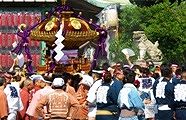 扇子で囃し立てる宮出し。'10.06.06.
