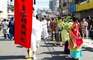 神職と巫女が先導。'10.06.06.