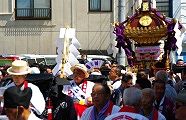 人力車に乗る総代。'10.06.06.