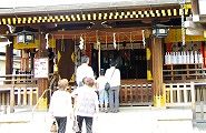 社殿に参拝。'10.06.13.