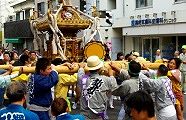 太い白木の担ぎ棒。'10.06.13.
