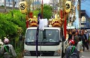 トラックの獅子頭と社旗が先導。'10.06.13.