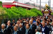 特急が神輿をサッと追い越す。'10.06.13.