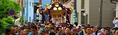 荒川の坂道を担ぎ手引き連れ喘ぎながら登ってくる。'10.06.13.