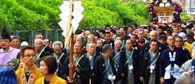氏子総代達が羽織袴で花笠の正装で先導。'10.06.13.