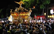 睦の宮入の為に鳥居前へ。'10.06.06.