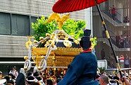 騎乗宮司が氏子区域を視察か。'10.06.06.
