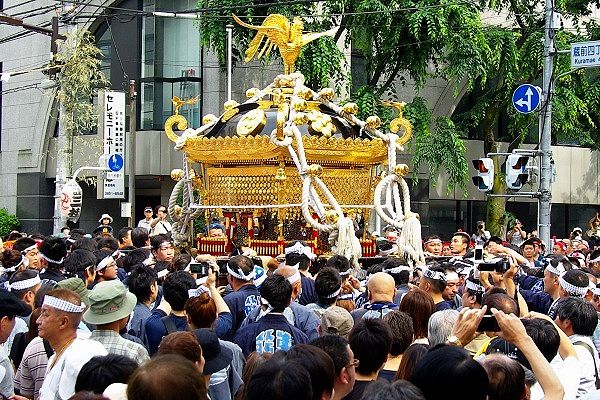 蔵前四丁目西交差点を群衆押しのけ悠然と渡御。'10.06.06.