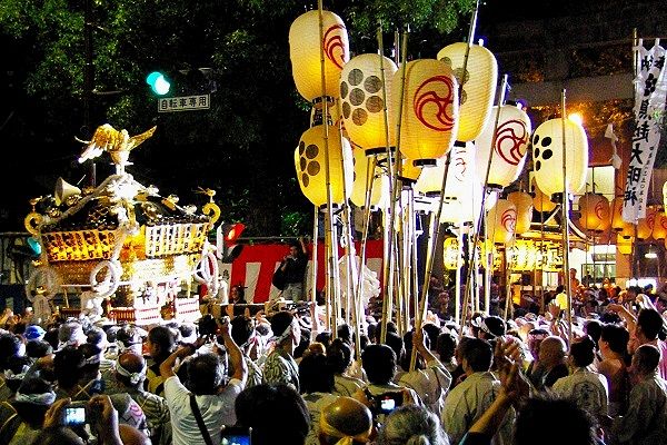 歓声と拍手喝采の渦のなかを宮入です。'10.06.06.
