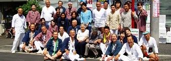 三筋南「魚米」前での同好会の面々。'10.06.06.
